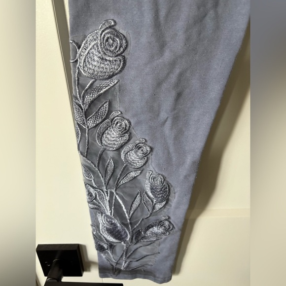 Gray Leggings with Floral Design - Picture 4 of 6